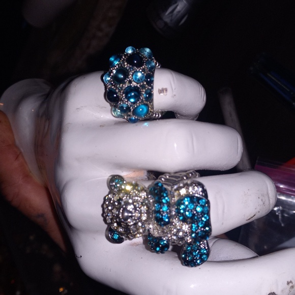 N-20 two Silver toned stretch Rings w/ teal and blue Rhinestones and glass gems - Picture 4 of 7
